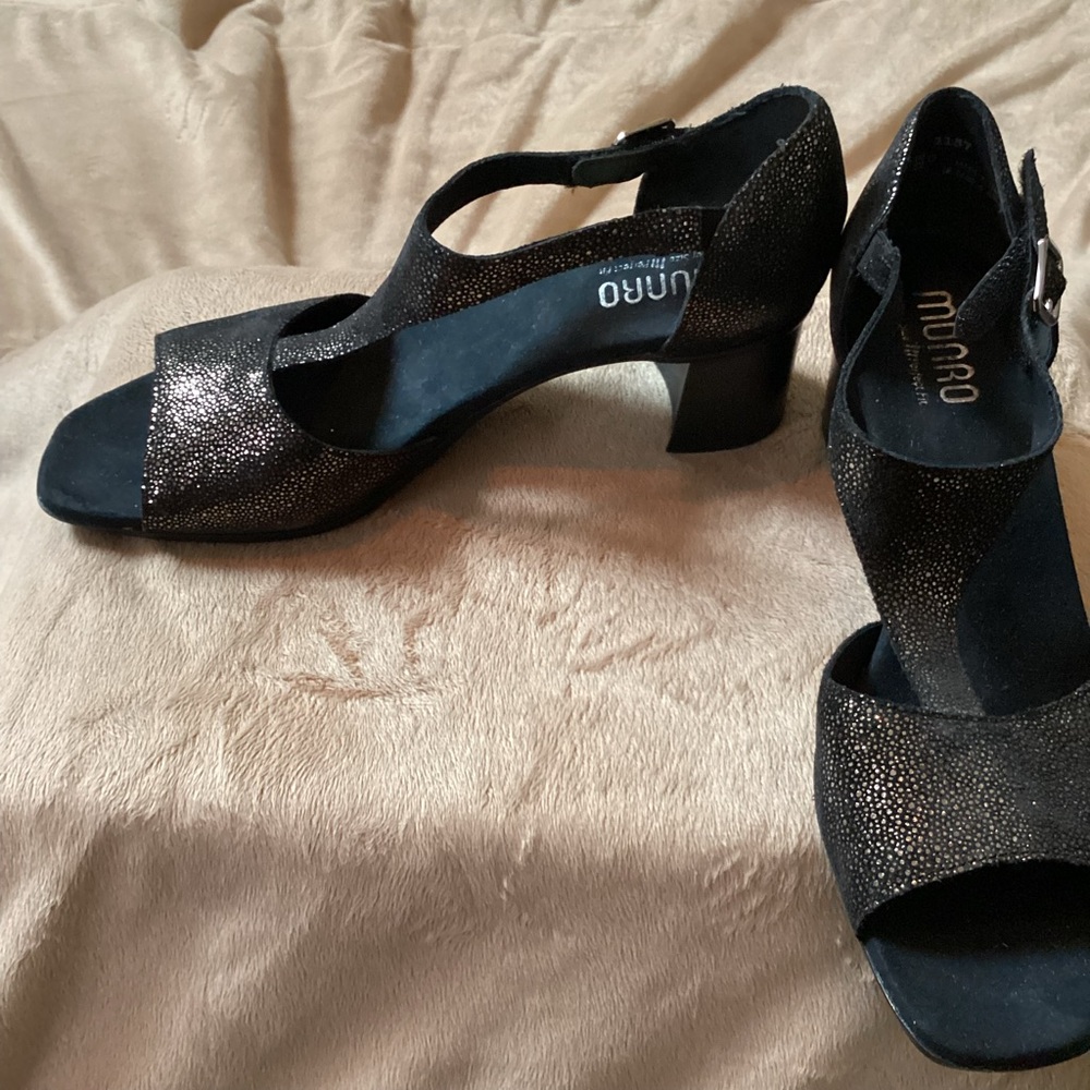 MUNRO Black Comfort  Metallic Leather Sandal — Worn Once Inside - Picture 3 of 8